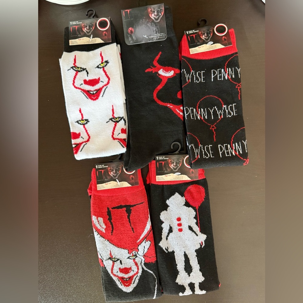 🆕🎈 PENNYWISE “IT” LIMITED EDITION 5-PIECE CREW SOCK COLLECTION. BRAND NEW.